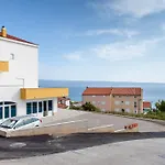 Knezovic شقة *